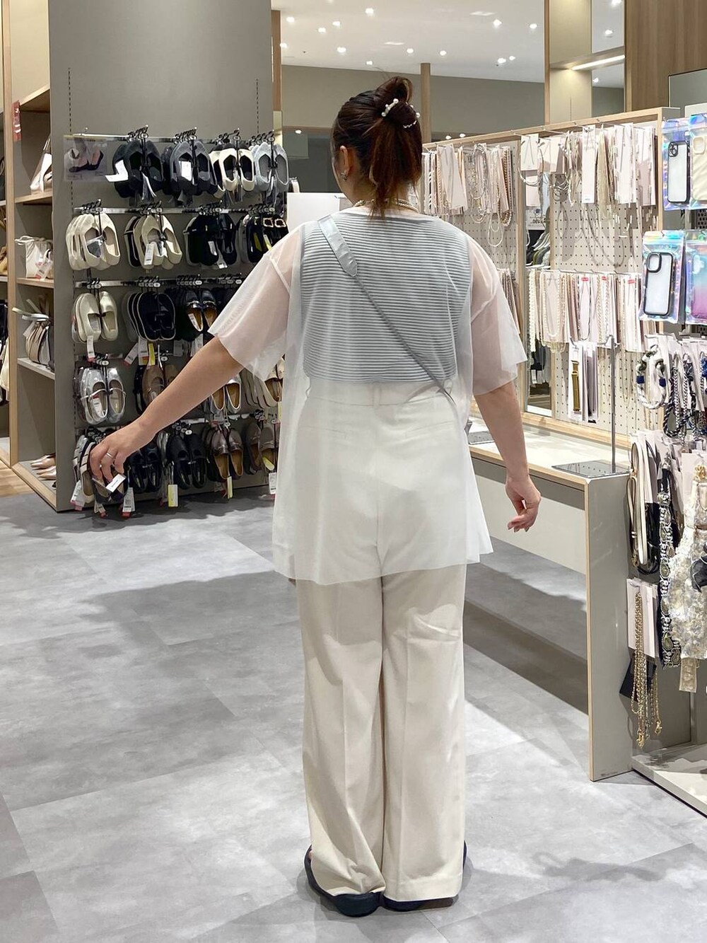 ホワイト系のその他パンツ、その他のタンクトップ、シルバー系のショルダーバッグを着用したレディースの夏コーディネートの3枚目の写真