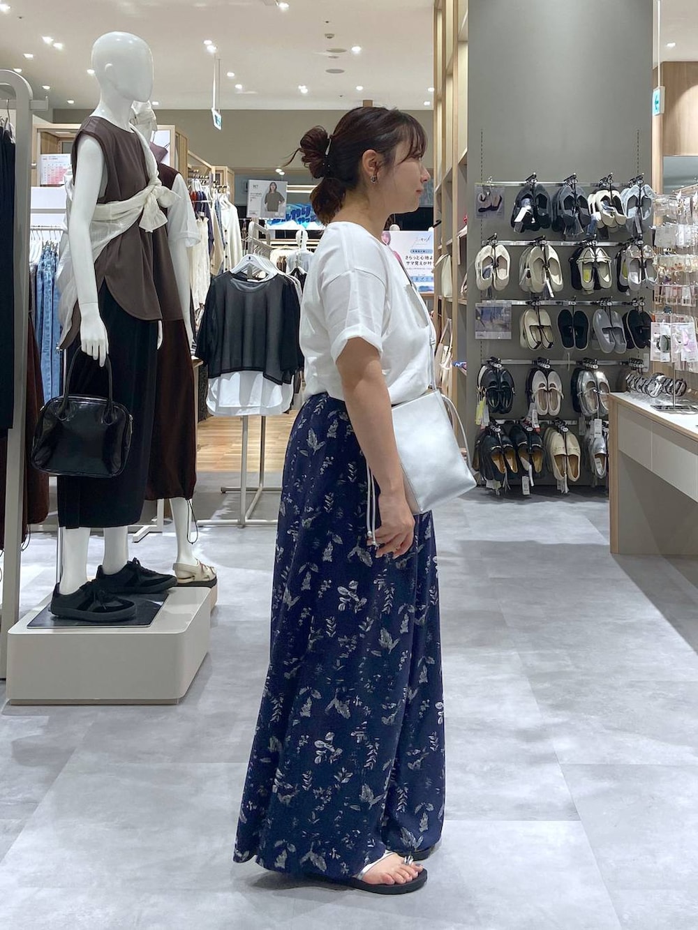 ホワイト系のTシャツ/カットソー、シルバー系のショルダーバッグ、シルバー系のサンダルを着用したレディースの夏コーディネートの4枚目の写真