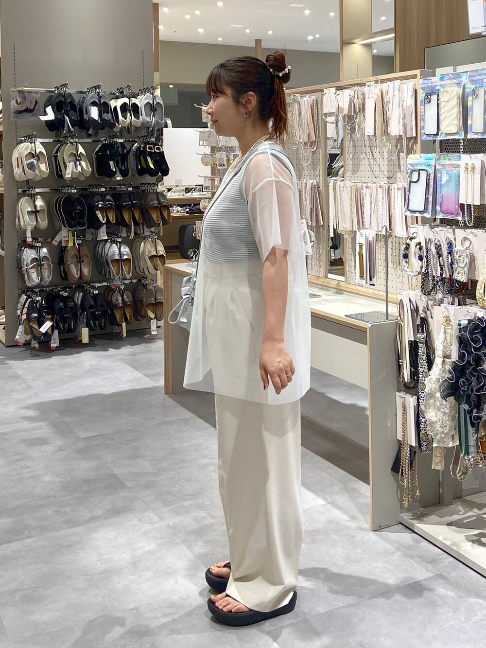 ホワイト系のその他パンツ、その他のタンクトップ、シルバー系のショルダーバッグを着用したレディースの夏コーディネートの2枚目の写真