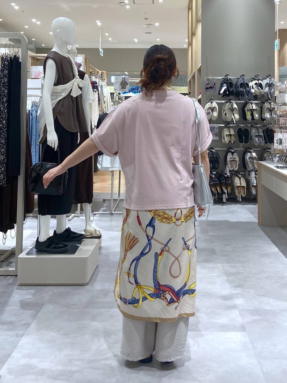 「ナチュラル、きれいめ、体型カバー、低身長、差し色コーデ、ママコーデ、着痩せ、個性派、ゆったり、ベーシック/シンプル、カジュアル、GLOBAL WORK、着痩せ・細見え」|「GLOBAL WORKの大判プリントスカーフ/253071(バンダナ/スカーフ、ベージュ系)」を使った、サキさん(レディース・154cm)の夏コーディネートの3枚目の写真