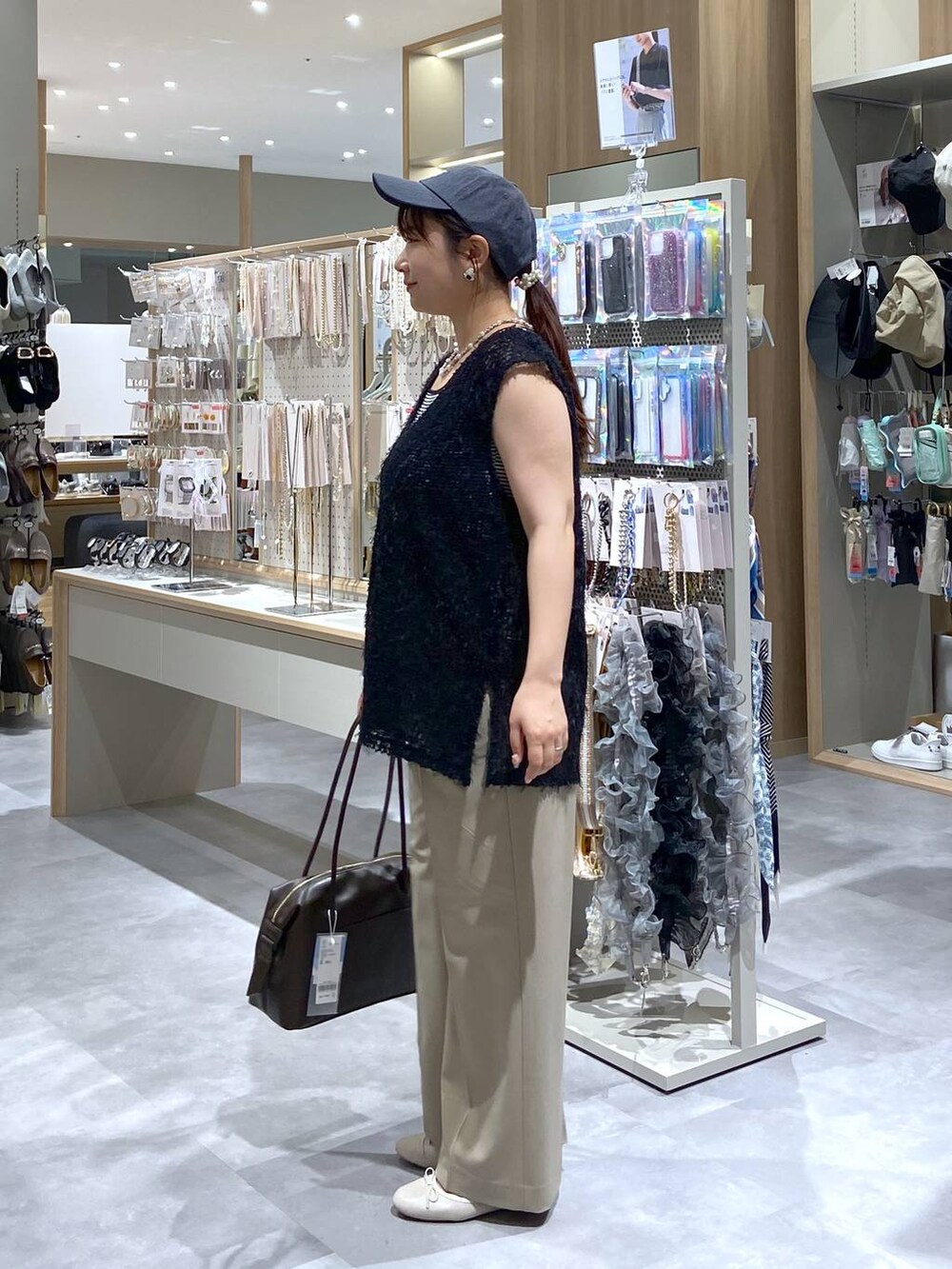 「低身長、差し色コーデ、ママコーデ、着痩せ、個性派、ゆったり、ナチュラル、ベーシック/シンプル、きれいめ、カジュアル、体型カバー、GLOBAL WORK、着痩せ・細見え」|「GLOBAL WORKのらくっション撥水バレエ/135873(バレエシューズ、ホワイト系)」を使った、サキさん(レディース・154cm)の夏コーディネートの2枚目の写真