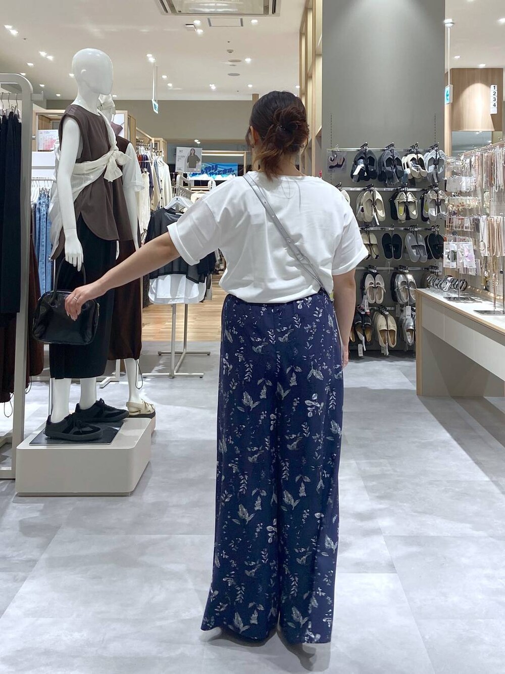 ホワイト系のTシャツ/カットソー、シルバー系のショルダーバッグ、シルバー系のサンダルを着用したレディースの夏コーディネートの3枚目の写真