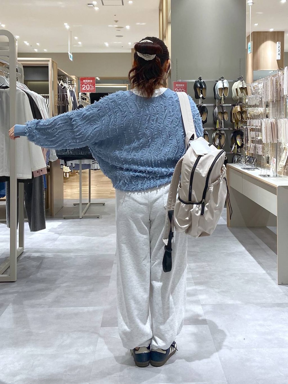 ホワイト系のTシャツ/カットソー、グレー系のスウェットパンツ、ホワイト系のバックパック/リュックを着用したレディースの春コーディネートの3枚目の写真