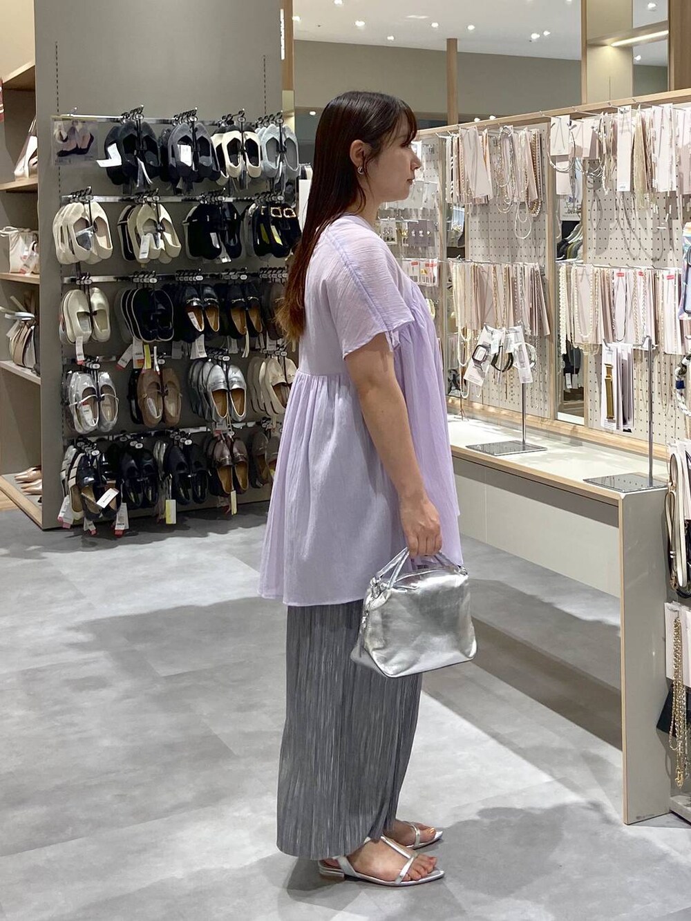 シルバー系のショルダーバッグ、パープル系のシャツ/ブラウス、シルバー系のサンダルを着用したレディースの夏コーディネートの4枚目の写真
