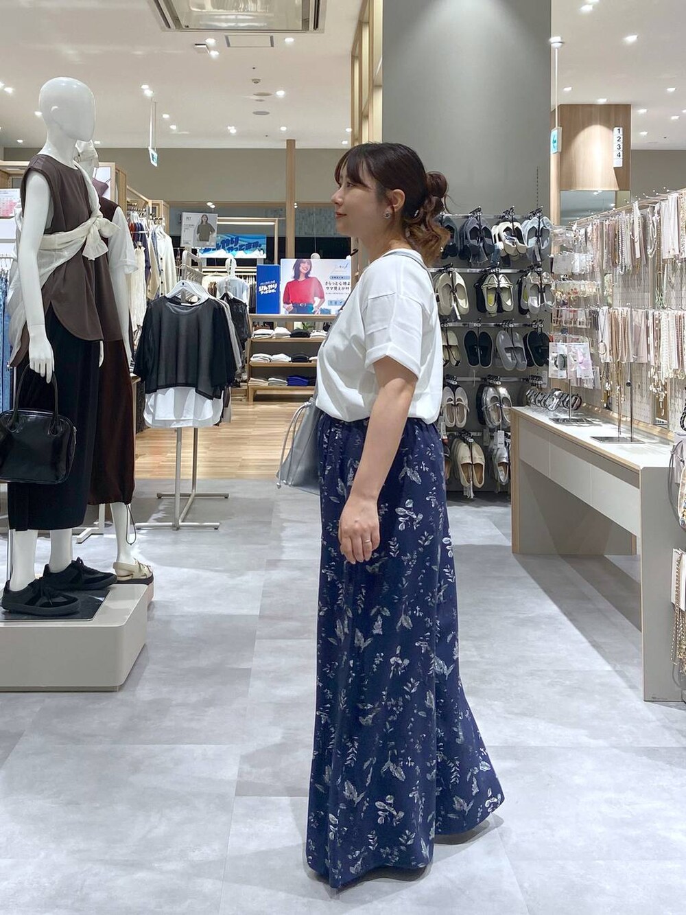 ホワイト系のTシャツ/カットソー、シルバー系のショルダーバッグ、シルバー系のサンダルを着用したレディースの夏コーディネートの2枚目の写真