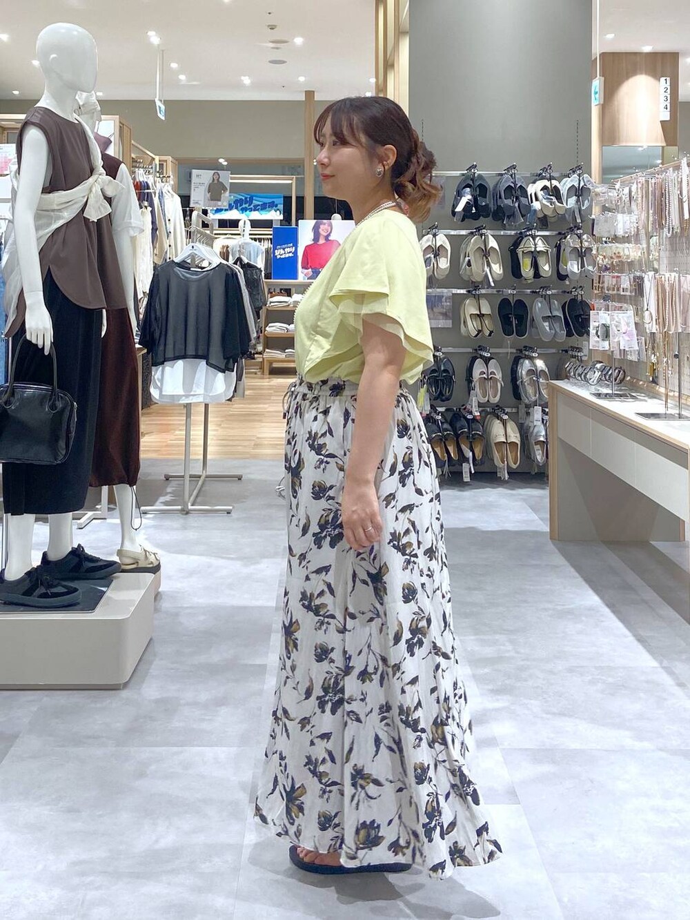 ホワイト系のその他パンツ、イエロー系のTシャツ/カットソー、シルバー系のショルダーバッグを着用したレディースの夏コーディネートの2枚目の写真