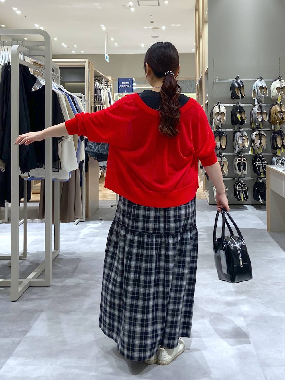 「体型カバー、低身長、差し色コーデ、ママコーデ、着痩せ、個性派、ゆったり、ナチュラル、ベーシック/シンプル、きれいめ、着痩せ・細見え、カジュアル、GLOBAL WORK」|「GLOBAL WORKのスペ軽2WAYスクエアボストン/252305(ボストンバッグ、ブラック系)」を使った、サキさん(レディース・154cm)の春コーディネートの3枚目の写真