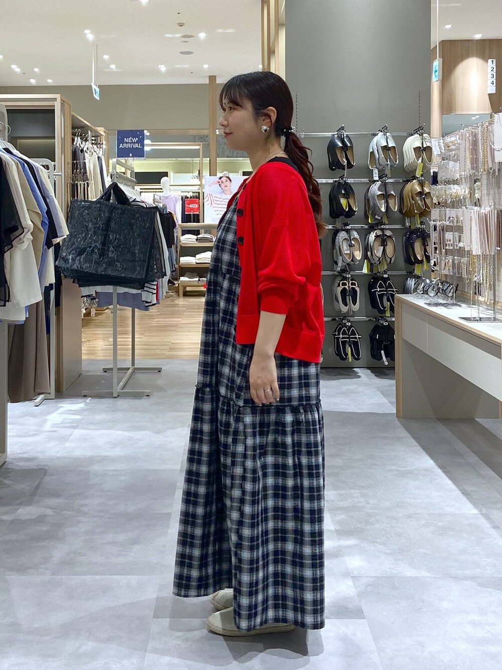 「体型カバー、低身長、差し色コーデ、ママコーデ、着痩せ、個性派、ゆったり、ナチュラル、ベーシック/シンプル、きれいめ、着痩せ・細見え、カジュアル、GLOBAL WORK」|「GLOBAL WORKのスペ軽2WAYスクエアボストン/252305(ボストンバッグ、ブラック系)」を使った、サキさん(レディース・154cm)の春コーディネートの2枚目の写真