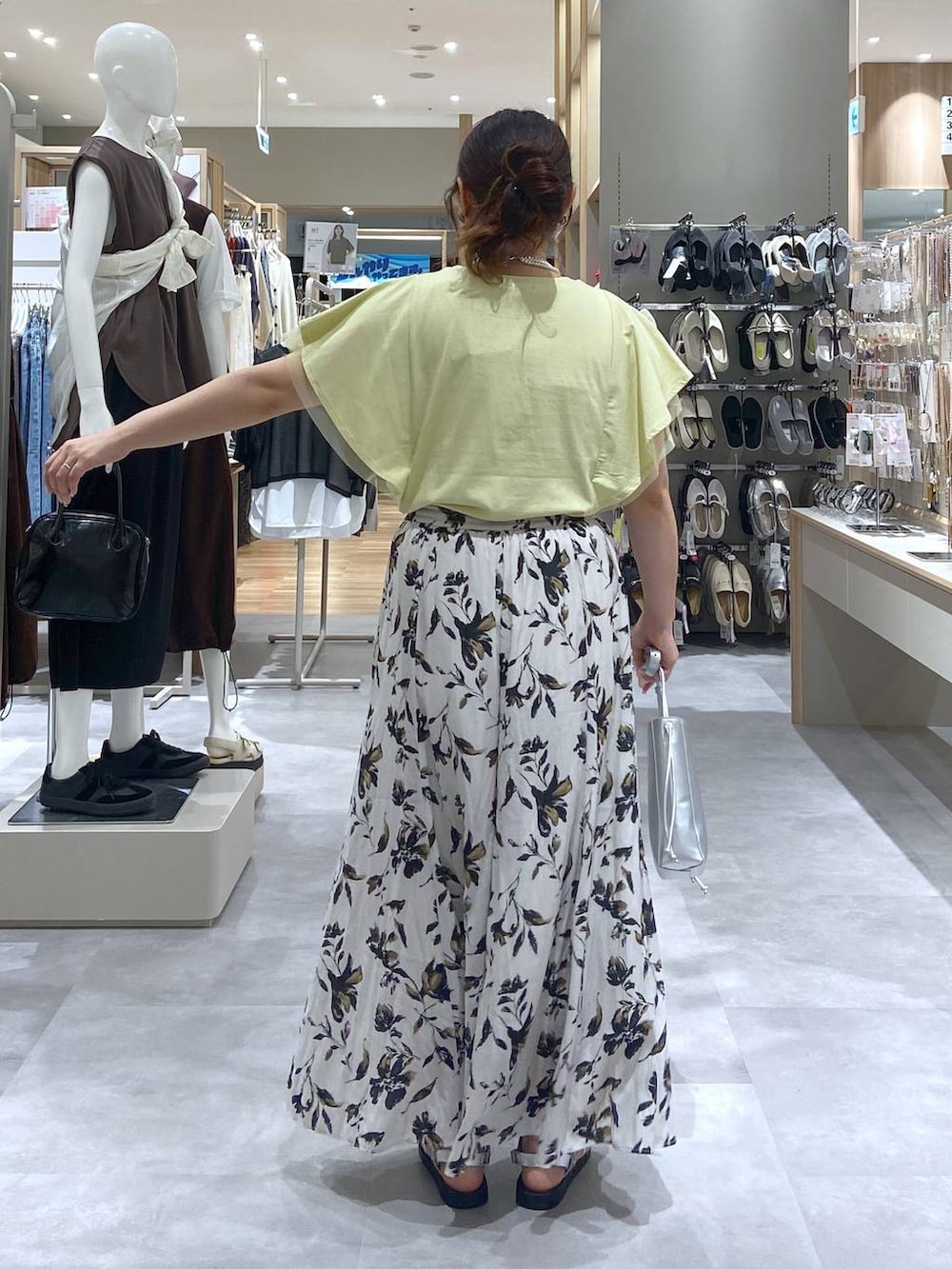 ホワイト系のその他パンツ、イエロー系のTシャツ/カットソー、シルバー系のショルダーバッグを着用したレディースの夏コーディネートの3枚目の写真