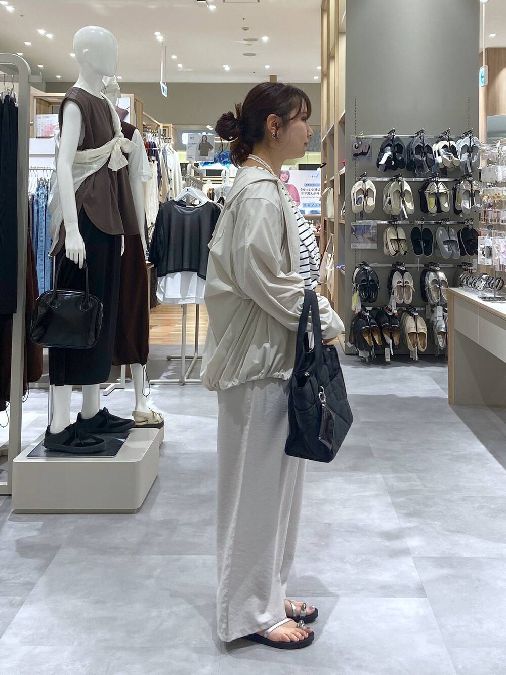 ブラック系のトートバッグ、ベージュ系のその他パンツ、ホワイト系のTシャツ/カットソーを着用したレディースの夏コーディネートの3枚目の写真