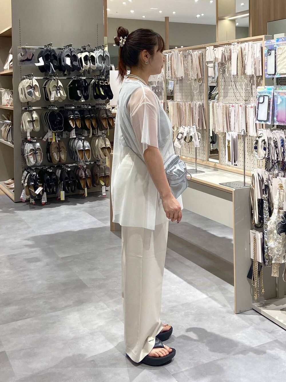 ホワイト系のその他パンツ、その他のタンクトップ、シルバー系のショルダーバッグを着用したレディースの夏コーディネートの4枚目の写真