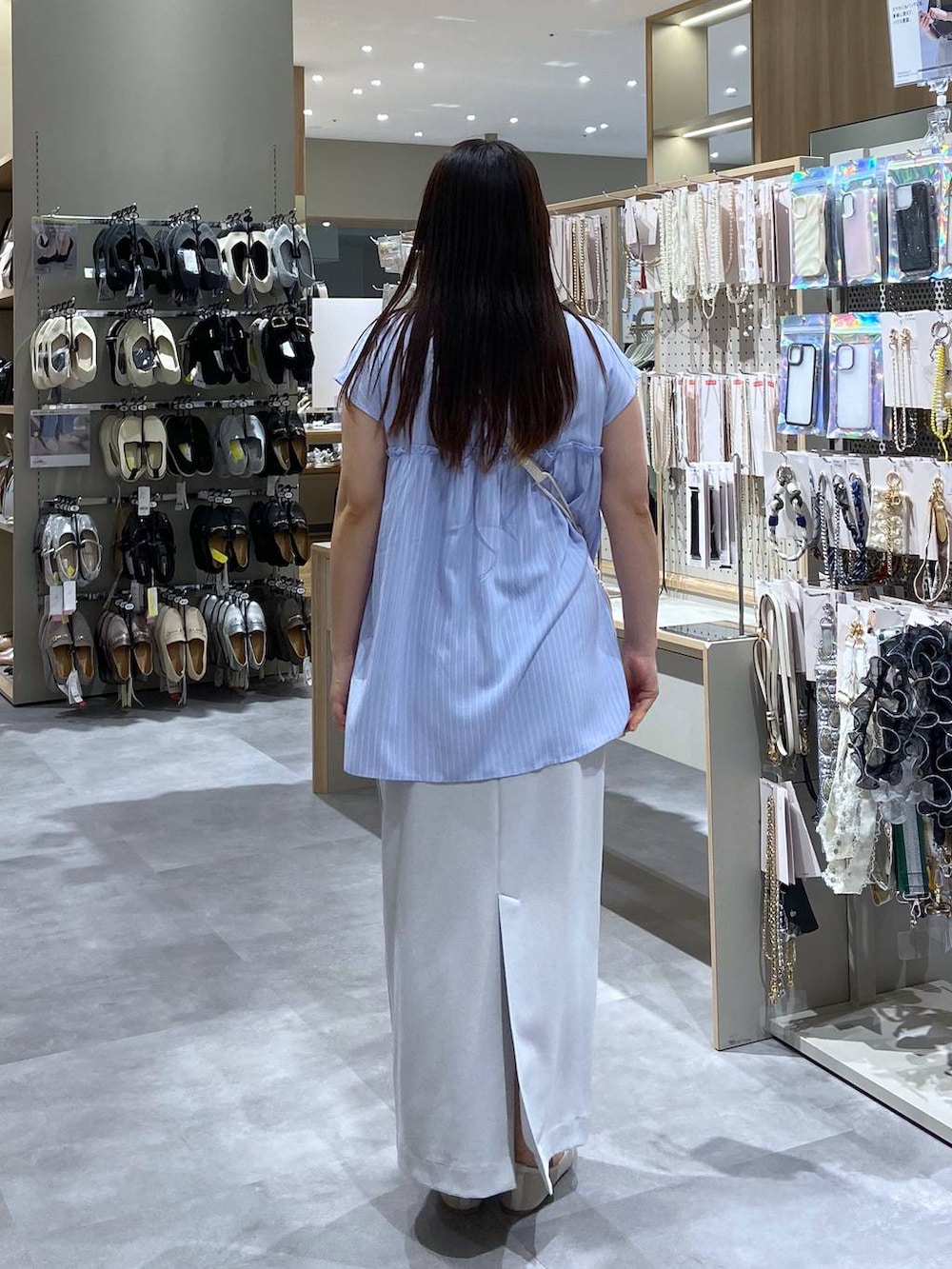 「体型カバー、低身長、差し色コーデ、ママコーデ、着痩せ、個性派、ゆったり、ナチュラル、ベーシック/シンプル、きれいめ、カジュアル、GLOBAL WORK、着痩せ・細見え」｜「GLOBAL WORKのらくっション撥水バレエ/135873（バレエシューズ、ホワイト系）」を使った、サキさん（レディース・154cm）の夏コーディネートの3枚目の写真