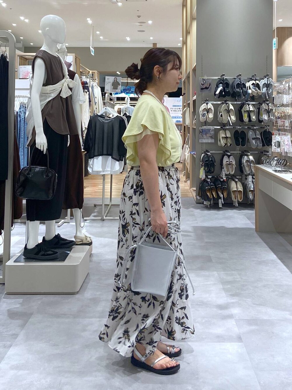 ホワイト系のその他パンツ、イエロー系のTシャツ/カットソー、シルバー系のショルダーバッグを着用したレディースの夏コーディネートの4枚目の写真