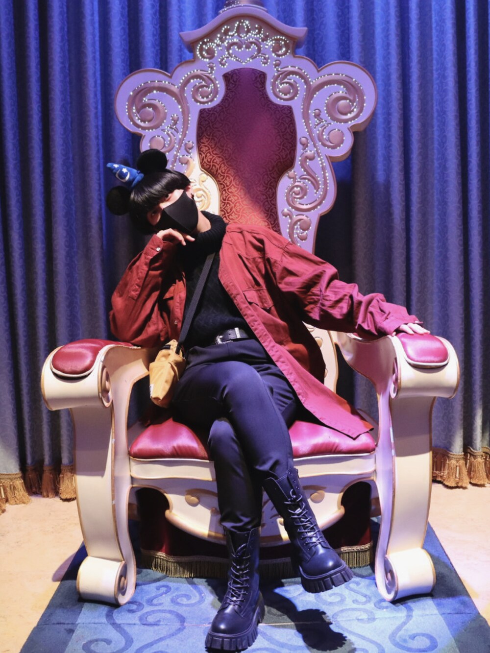 ブラック系のその他パンツ、ブラック系のニット/セーターを着用したレディースの夏コーディネートの2枚目の写真