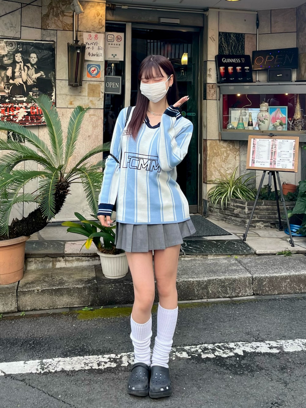 ブルー系のトップス、ブラック系のサンダル、グレー系のスカートを着用したレディースの冬コーディネートの3枚目の写真