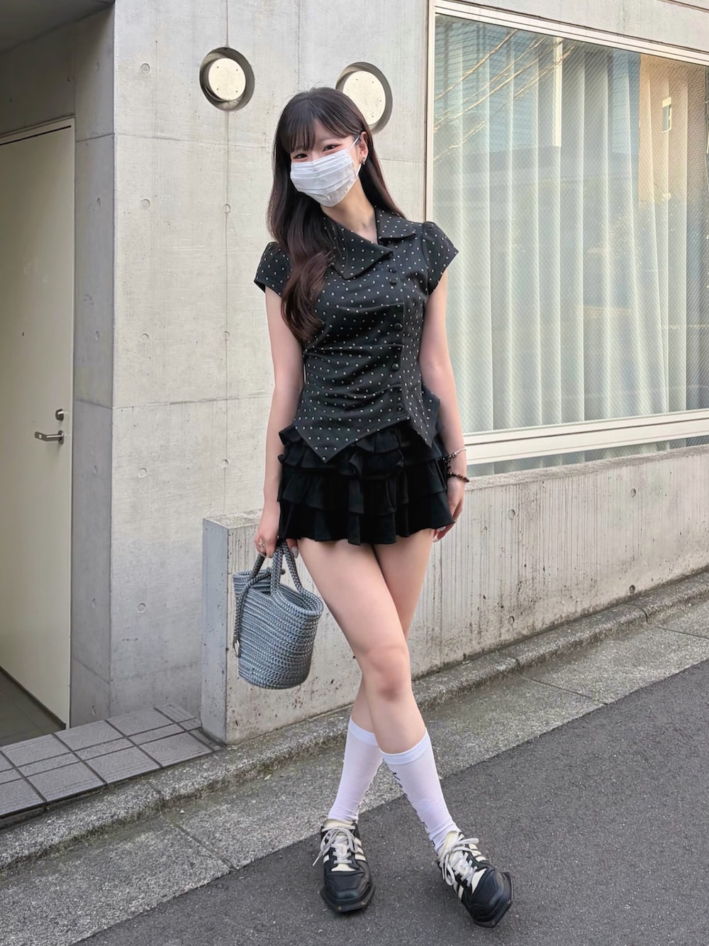 ブラック系のシャツ/ブラウス、グレー系のバッグ、ブラック系のシューズを着用したレディースの夏コーディネートの3枚目の写真