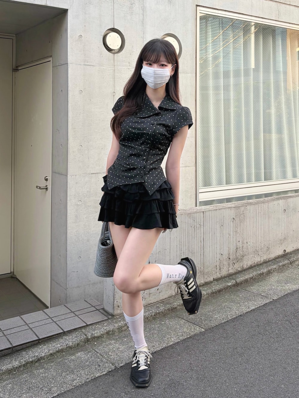 ブラック系のシャツ/ブラウス、グレー系のバッグ、ブラック系のシューズを着用したレディースの夏コーディネートの2枚目の写真