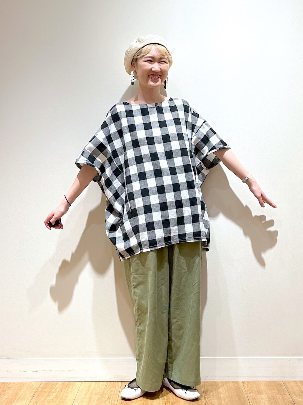 「夏コーデ、楽チンコーデ、ゆるコーデ、夏ファッション、プチプラ、大人かわいい、カジュアルコーデ、カラーパンツ、パンツコーデ、ナチュラル、雨の日コーデ、ベレー帽、ワイドパンツ、ラフ、低身長」｜「studio CLIPのフレンチリネン混透かしベレー帽（ハンチング/ベレー帽、ベージュ系）」を使った、ゆきなさん（骨格ナチュラル・レディース・154cm）の夏コーディネートの5枚目の写真