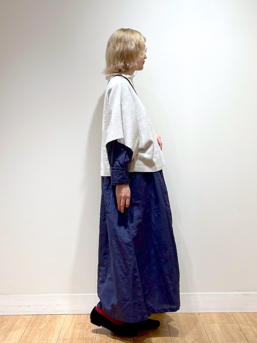 「秋服、秋服準備はじめました、秋服コーデ、シンプルコーデ、秋先取りコーデ、パンツスタイル、おでかけコーデ、大人女子、ミニバッグ、ナチュラル、オトナ女子、ニットコーデ、ベスト、ニットベスト、めがね」｜「studio CLIPの7Gハーフスリーブベスト（ベスト、ホワイト系）」を使った、ゆきなさん（骨格ナチュラル・レディース・154cm）の夏コーディネートの4枚目の写真