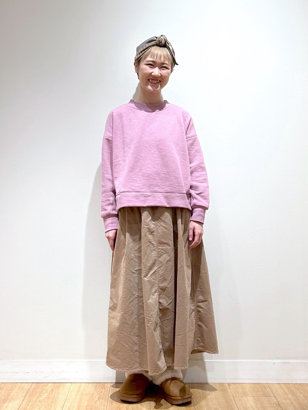 「今日のコーデ、シンプルコーデ、秋服、低身長女子、大人カジュアル、冬のコーデ、秋冬、大人ガーリー、カジュアルガーリー、ピンク、スカート、スウェット、フレアスカート、カジュアルコーデ、スウェットコーデ」｜「studio CLIPの選べる着丈スウェット（スウェット、パープル系）」を使った、ゆきなさん（骨格ナチュラル・レディース・154cm）の冬コーディネートの5枚目の写真