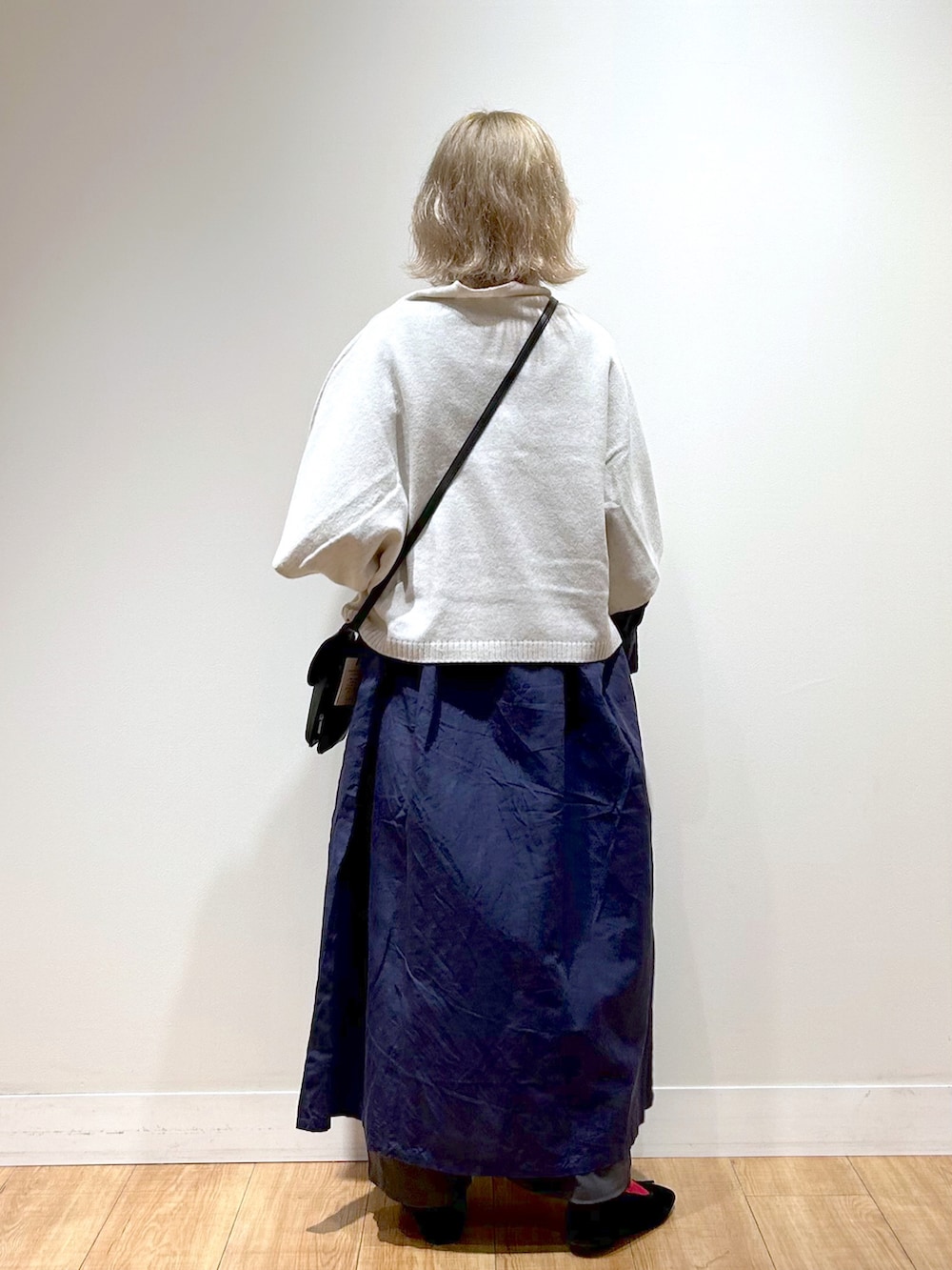 「秋服、秋服準備はじめました、秋服コーデ、シンプルコーデ、秋先取りコーデ、パンツスタイル、おでかけコーデ、大人女子、ミニバッグ、ナチュラル、オトナ女子、ニットコーデ、ベスト、ニットベスト、めがね」｜「studio CLIPの7Gハーフスリーブベスト（ベスト、ホワイト系）」を使った、ゆきなさん（骨格ナチュラル・レディース・154cm）の夏コーディネートの3枚目の写真