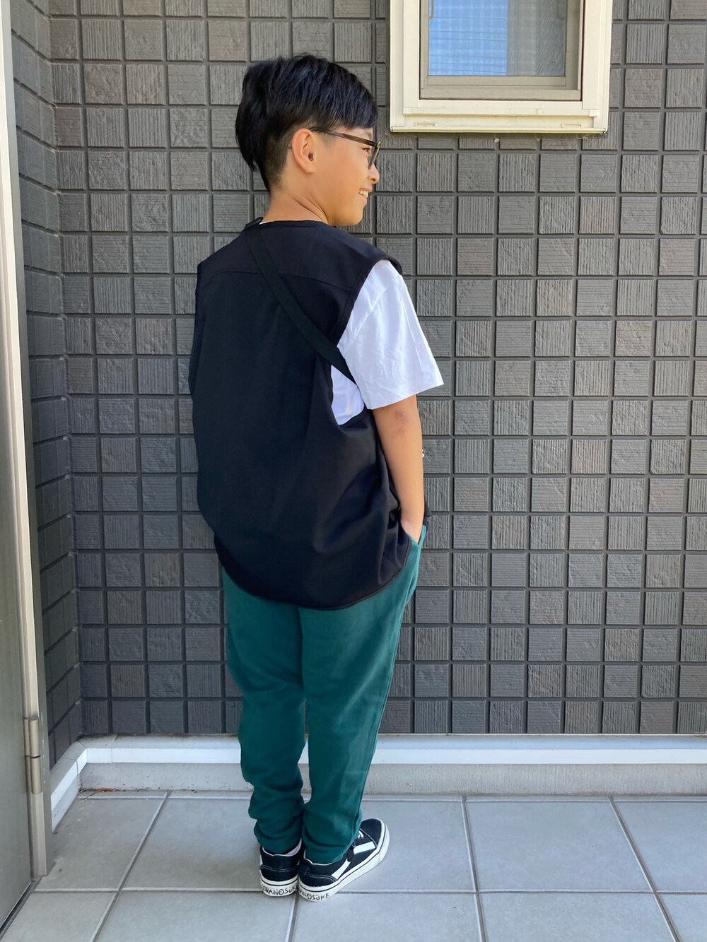 「秋服まるっと大公開、Tシャツ、ベスト、スウェットパンツ、サルエルパンツ、スニーカー、ショルダーバッグ、ポシェット、めがね、男の子、9歳、小学生、ありがとう꒰๑͒ ु•ꇵ͒•`๑͒꒱☁︎」｜「GLAZOSのポリツイルフィッシャーマンベスト（ベスト、ブラック系）」を使った、☁︎•ꇵ͒•`s☺︎+sa*॰¨̮さん（キッズ・130cm）の秋コーディネートの5枚目の写真
