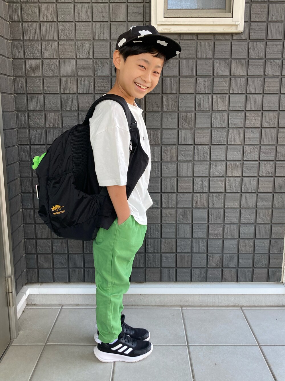 ホワイト系のTシャツ/カットソー、ブラック系のベスト、グリーン系のその他パンツを着用したキッズの春コーディネートの3枚目の写真