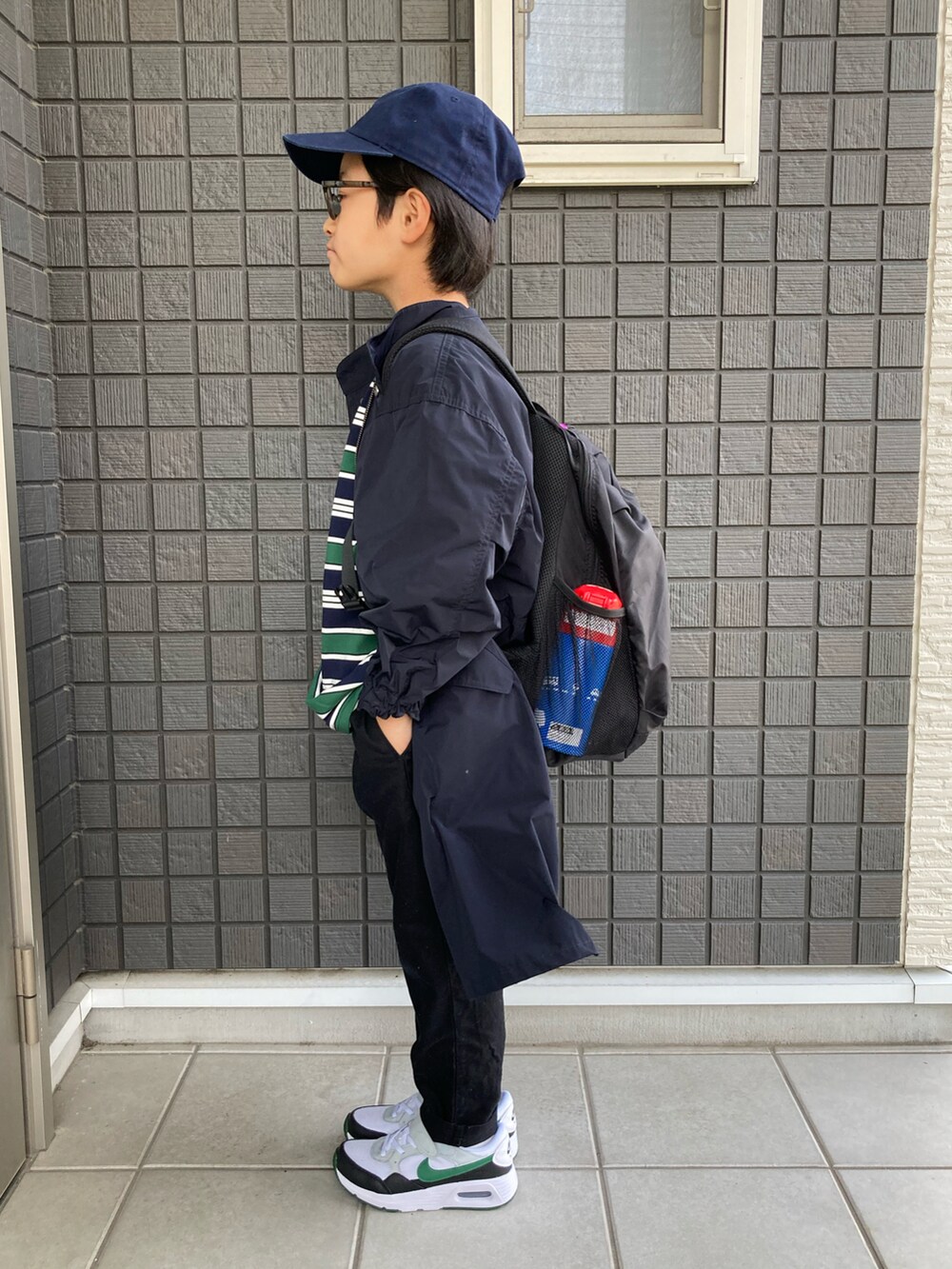 ブルー系のモッズコート、ブルー系のTシャツ/カットソー、ブラック系のその他パンツを着用したキッズの春コーディネートの2枚目の写真