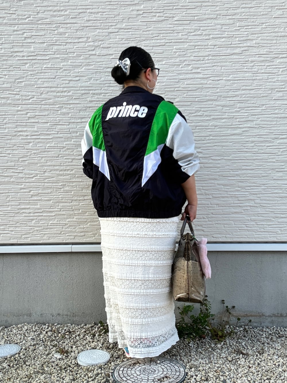 ブルー系のブルゾン、ブルー系のTシャツ/カットソー、ブルー系のスニーカーを着用したレディースの春コーディネートの4枚目の写真