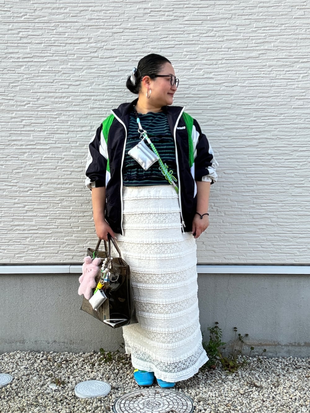 ブルー系のブルゾン、ブルー系のTシャツ/カットソー、ブルー系のスニーカーを着用したレディースの春コーディネートの5枚目の写真