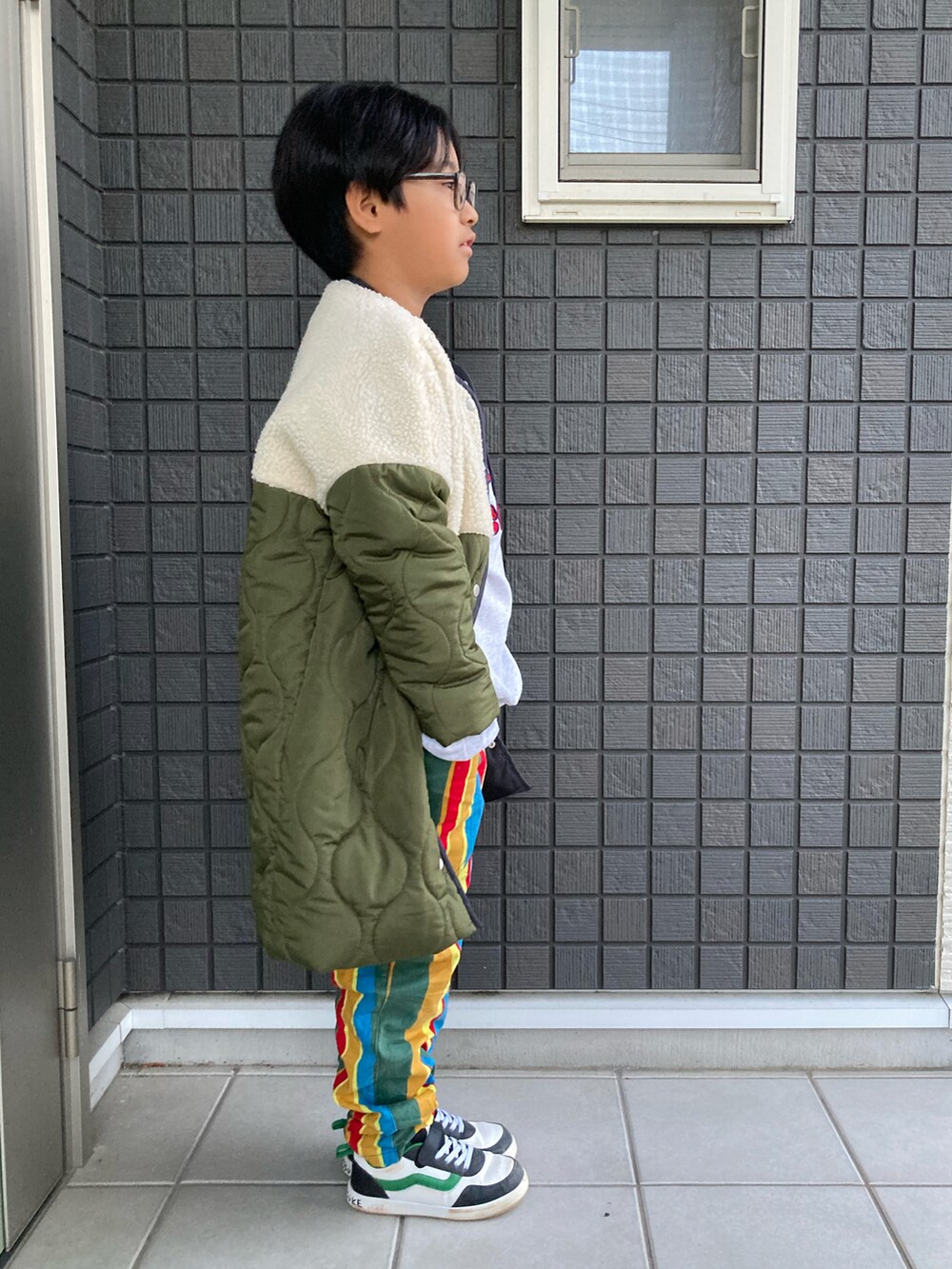 「キルティング、キルティングジャケット、スウェット、ロゴスウェット、ストライプパンツ、サルエルパンツ、スニーカー、めがね、男の子、9歳、小学生、ありがとう꒰๑͒ ु•ꇵ͒•`๑͒꒱☁︎」｜「antiquaの先行受注会!期間限定9月16日17時締め切り。売り切れ次第終了。コート ボア×キルティングの異素材使いが断然お洒落。（モッズコート、グリーン系）」を使った、☁︎•ꇵ͒•`s☺︎+sa*॰¨̮さん（キッズ・130cm）の冬コーディネートの3枚目の写真