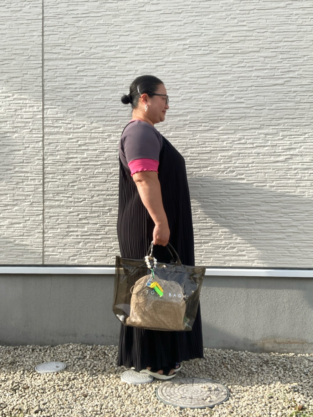 ブラック系のサンダル、グレー系のTシャツ/カットソー、ブラック系のワンピースを着用したレディースの夏コーディネートの3枚目の写真