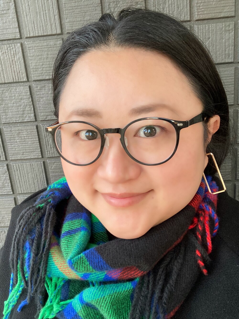 ブラック系のその他アウター、ブラック系のニット/セーター、グリーン系のスカートを着用したレディースの冬コーディネートの2枚目の写真