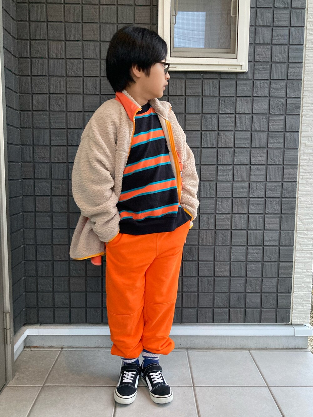 「ボア、ボアジャケット、スウェット、ボーダートップス、スウェットパンツ、オレンジ、スニーカー、ラインソックス、プチプラ、男の子、9歳、小学生、通学コーデ、ありがとう꒰๑͒ ु•ꇵ͒•`๑͒꒱☁︎」｜「PAIRMANON STREETの【PAIRMANON STREET】【もこもこボア】配色スタンドカラーボアブルゾン（その他アウター、ベージュ系）」を使った、☁︎•ꇵ͒•`s☺︎+sa*॰¨̮さん（キッズ・130cm）の冬コーディネートの4枚目の写真