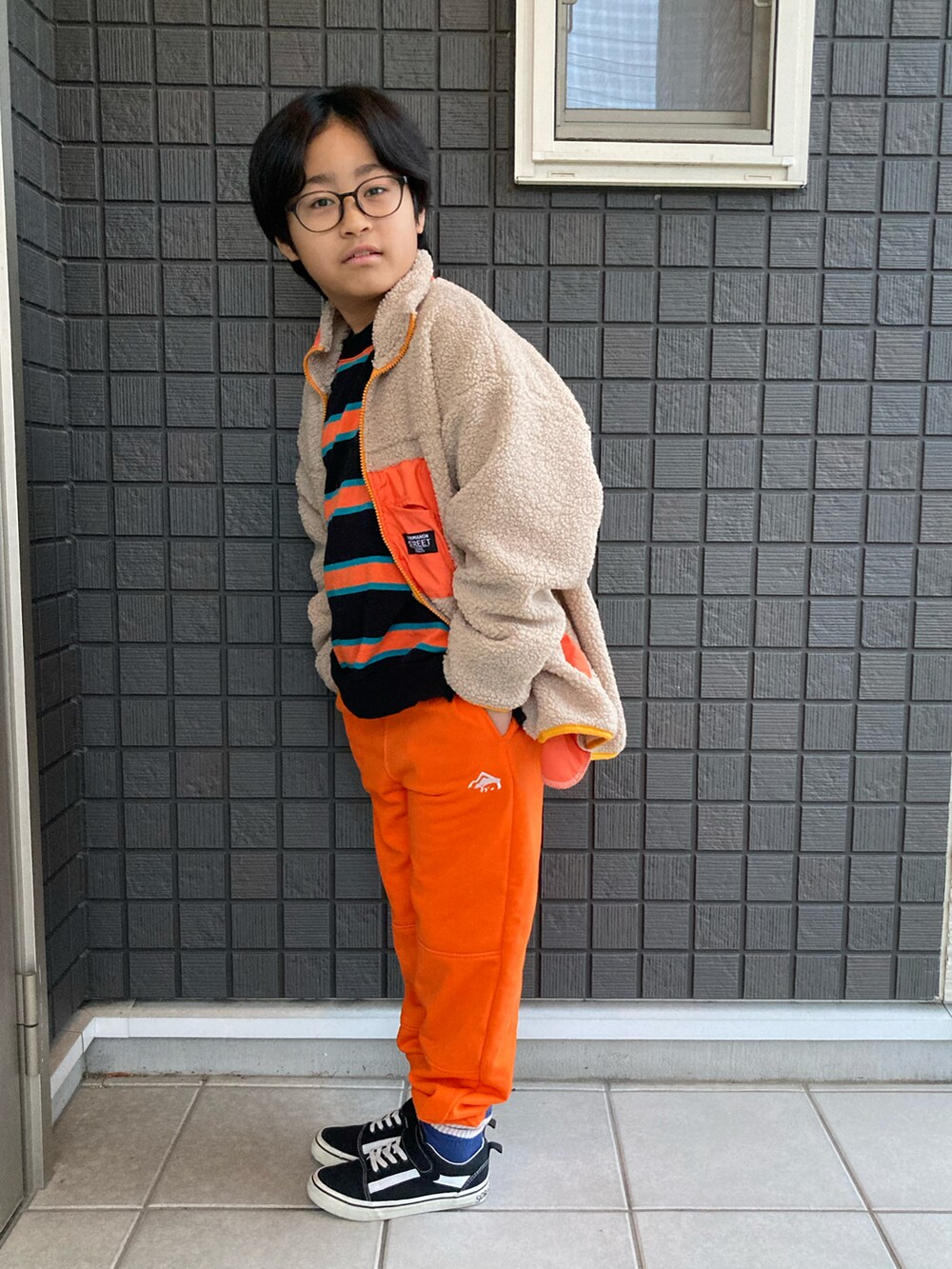 「ボア、ボアジャケット、スウェット、ボーダートップス、スウェットパンツ、オレンジ、スニーカー、ラインソックス、プチプラ、男の子、9歳、小学生、通学コーデ、ありがとう꒰๑͒ ु•ꇵ͒•`๑͒꒱☁︎」｜「PAIRMANON STREETの【PAIRMANON STREET】【もこもこボア】配色スタンドカラーボアブルゾン（その他アウター、ベージュ系）」を使った、☁︎•ꇵ͒•`s☺︎+sa*॰¨̮さん（キッズ・130cm）の冬コーディネートの2枚目の写真