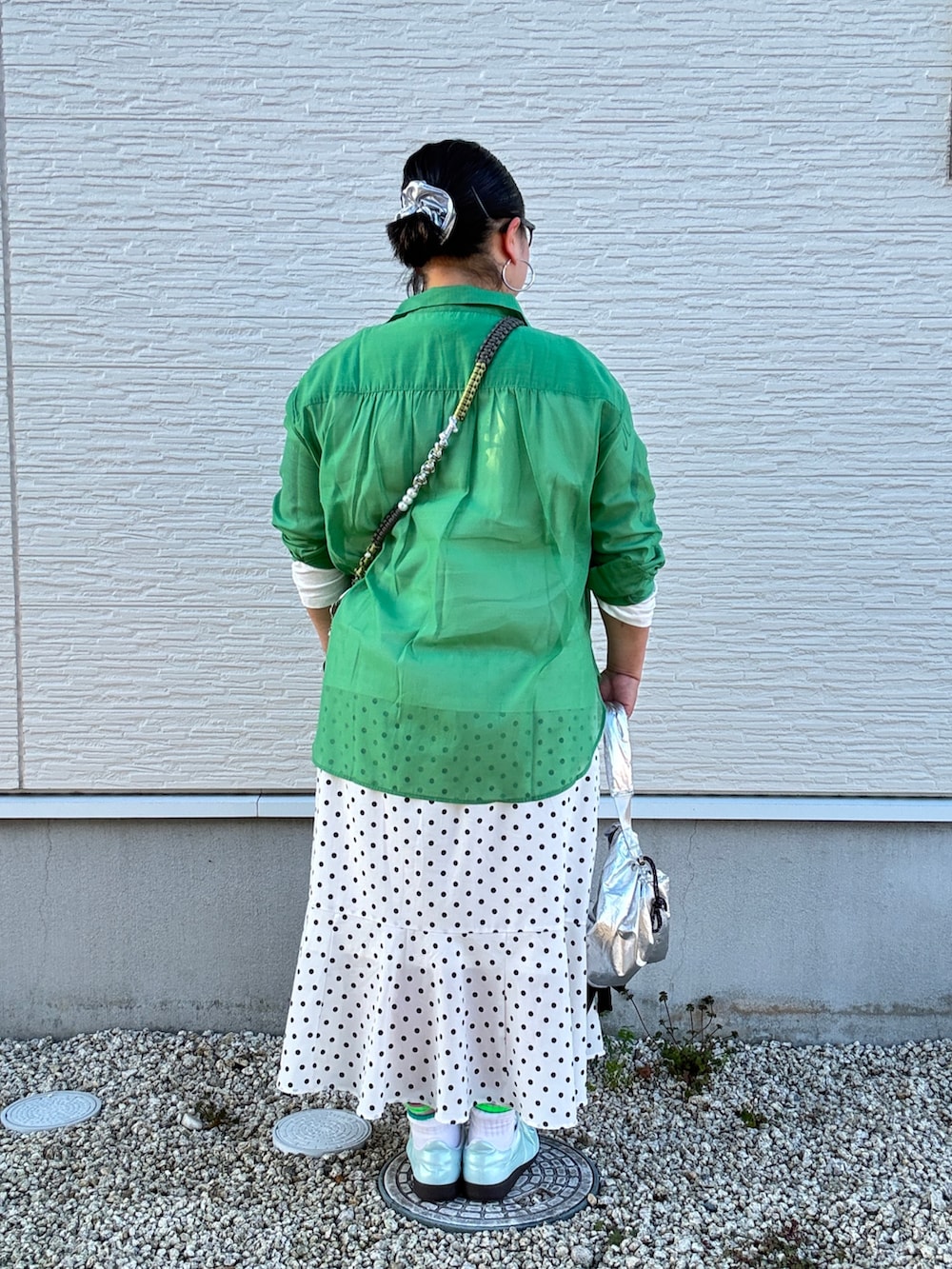 グリーン系のシャツ/ブラウス、ホワイト系のTシャツ/カットソー、シルバー系のショルダーバッグを着用したレディースの春コーディネートの4枚目の写真