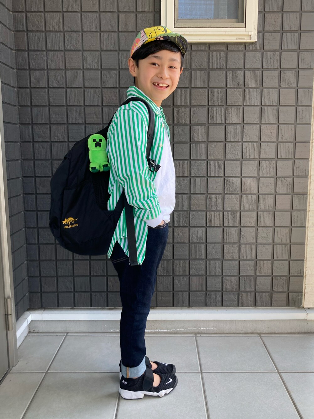 グリーン系のシャツ/ブラウス、ホワイト系のTシャツ/カットソー、ブルー系のデニムパンツを着用したキッズの春コーディネートの2枚目の写真