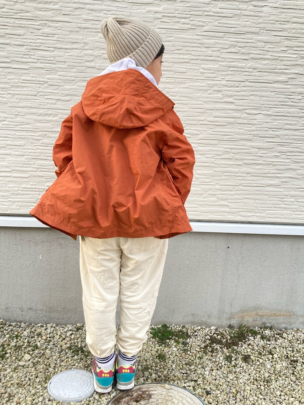 レッド系のその他アウター、ホワイト系のパーカー、ホワイト系のその他パンツを着用したキッズの冬コーディネートの5枚目の写真