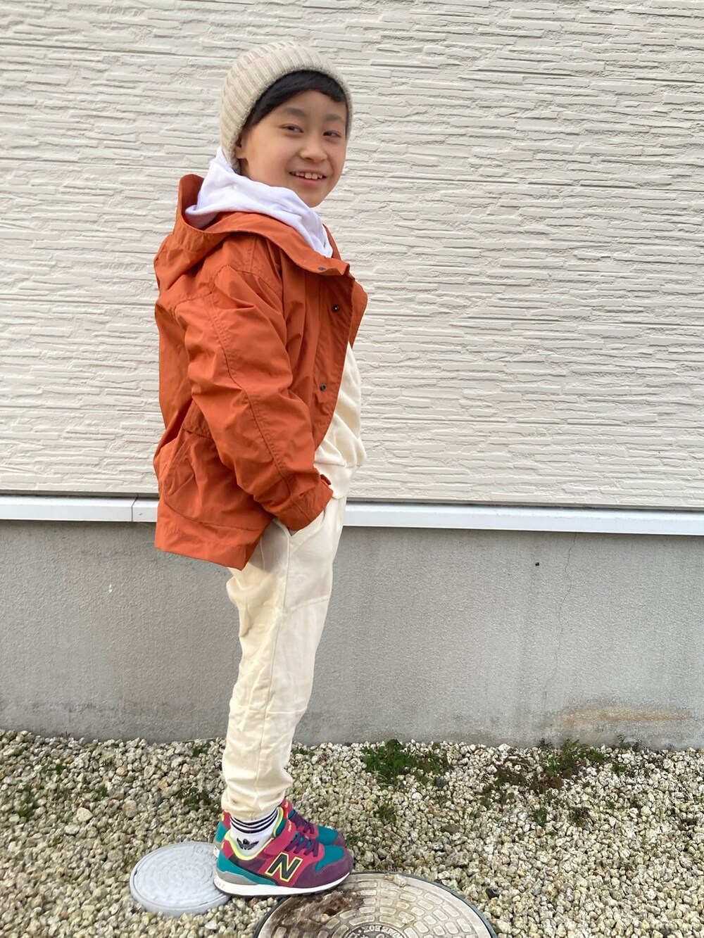 レッド系のその他アウター、ホワイト系のパーカー、ホワイト系のその他パンツを着用したキッズの冬コーディネートの3枚目の写真