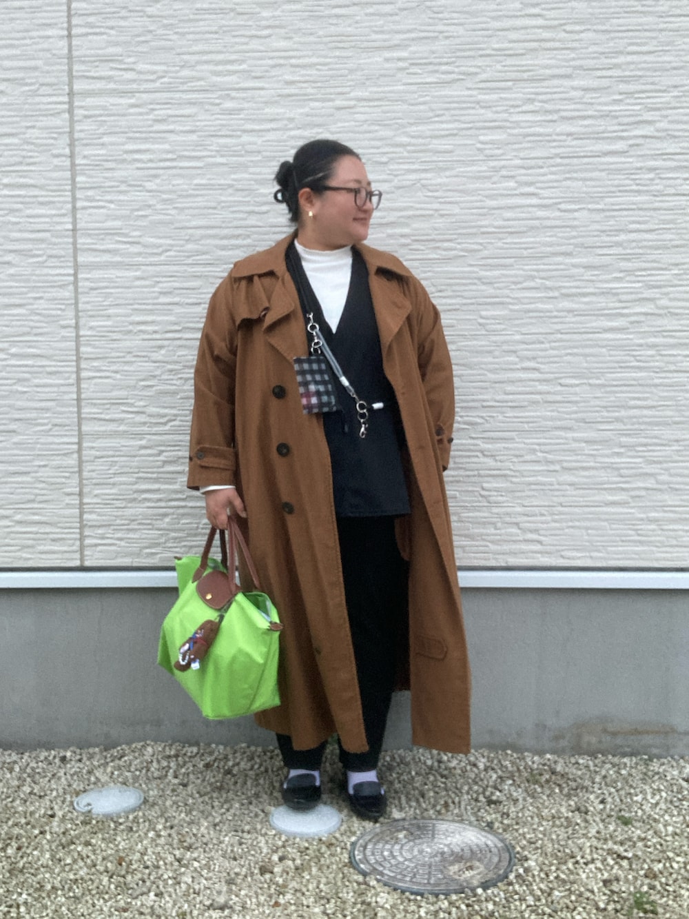 「ベスト、テーパードパンツ、セットアップ、ハイネック、パンプス、トートバッグ、LONGCHAMP、メガネ女子、ママコーデ、ぽっちゃり、デブママですがなにか？、プラスサイズ、ありがとう꒰๑͒ ु•ꇵ͒•`๑͒꒱☁︎」｜「MEDE19FのＭＥＤＥ１９Ｆ　古着屋で見つけたようなオーバーサイズトレンチコート（トレンチコート、ブラウン系）」を使った、☁︎•ꇵ͒•`s☺︎+sa*॰¨̮さん（レディース・155cm）の秋コーディネートの5枚目の写真