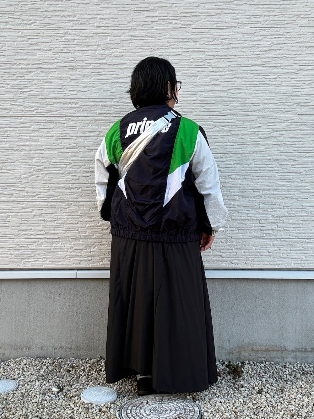 ブラック系のワンピース、ブルー系のブルゾン、ホワイト系のTシャツ/カットソーを着用したレディースの冬コーディネートの4枚目の写真