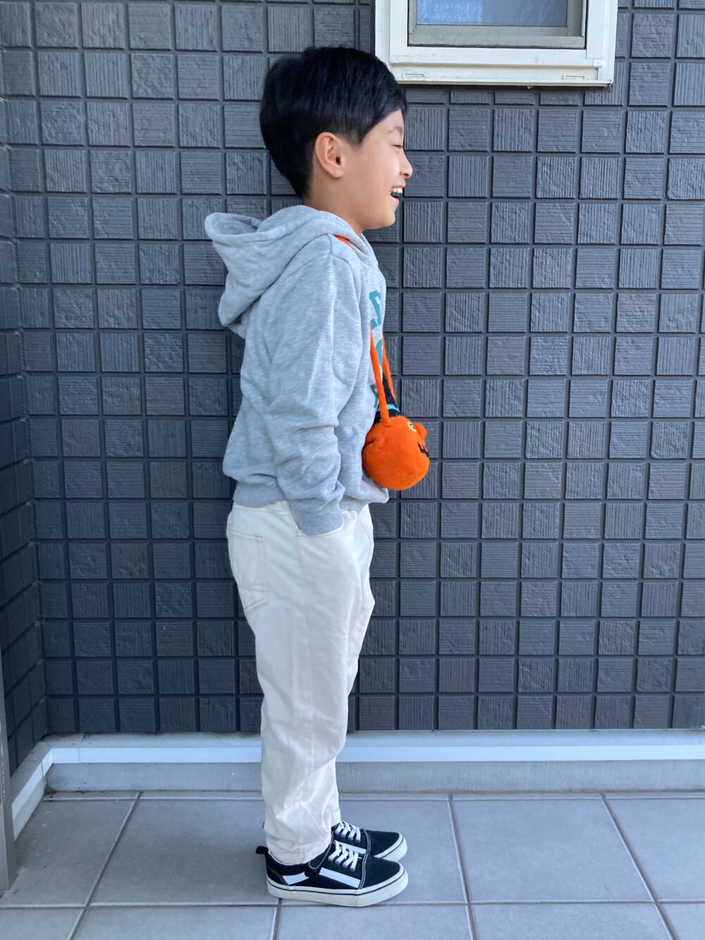 その他のパーカー、ホワイト系のデニムパンツ、ブラック系のスニーカーを着用したキッズの秋コーディネートの4枚目の写真