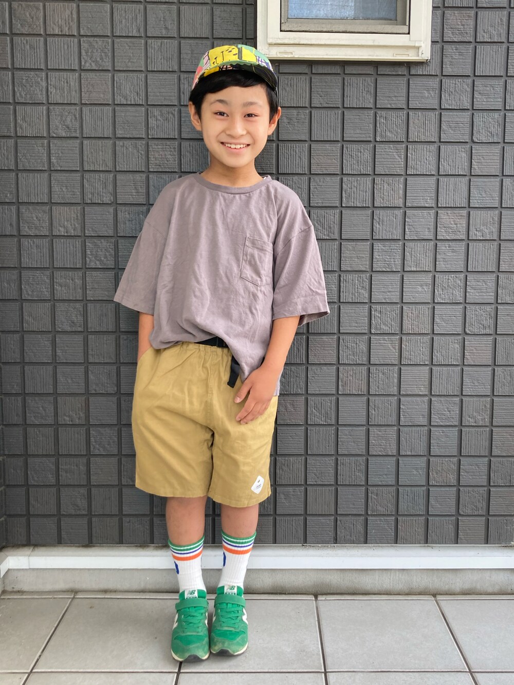 グレー系のTシャツ/カットソー、ベージュ系のその他パンツ、グリーン系のスニーカーを着用したキッズの春コーディネートの4枚目の写真