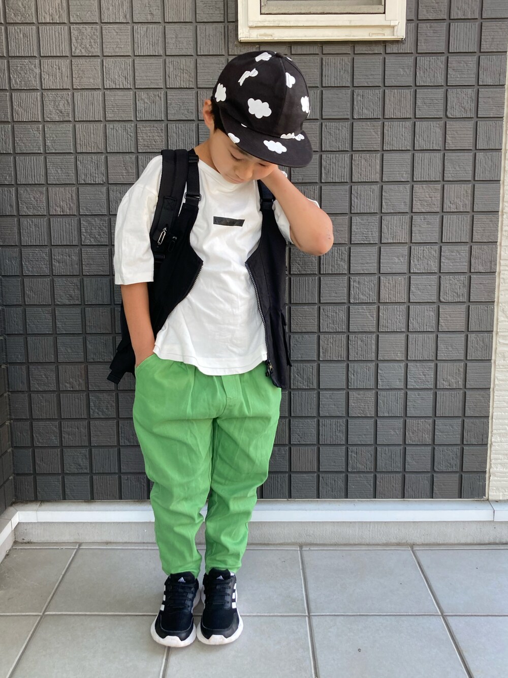 ホワイト系のTシャツ/カットソー、ブラック系のベスト、グリーン系のその他パンツを着用したキッズの春コーディネートの4枚目の写真