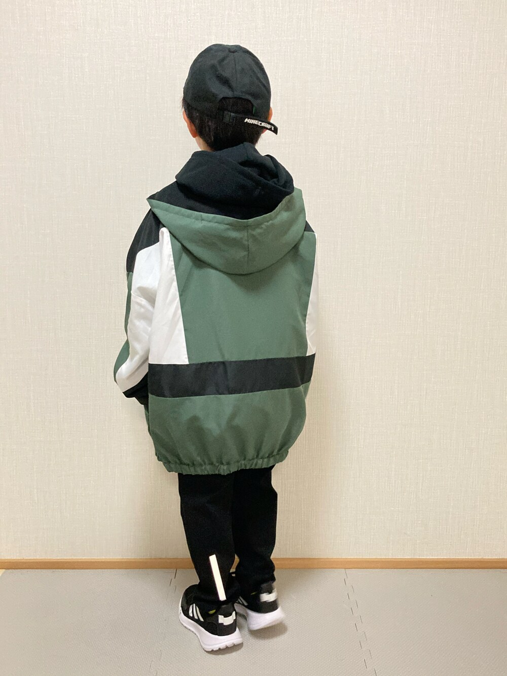 「マウンテンパーカー、マイクラ、パーカー、スウェットパンツ、adidas、スニーカー、キャップ、ビッグシルエット、グリーン、男の子、小学生、7歳、ありがとう꒰๑͒ •ꇵ͒•`๑͒꒱☁︎」｜「Birthdayのウインドブレーカー☁︎130/140cm（マウンテンパーカー、グリーン系）」を使った、☁︎•ꇵ͒•`s☺︎+sa*॰¨̮さん（キッズ・120cm）の冬コーディネートの5枚目の写真