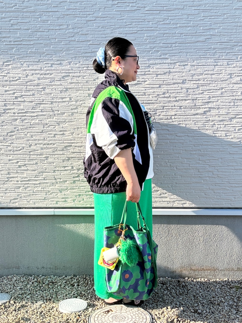 ブルー系のブルゾン、ブルー系のTシャツ/カットソー、ホワイト系のTシャツ/カットソーを着用したレディースの春コーディネートの3枚目の写真