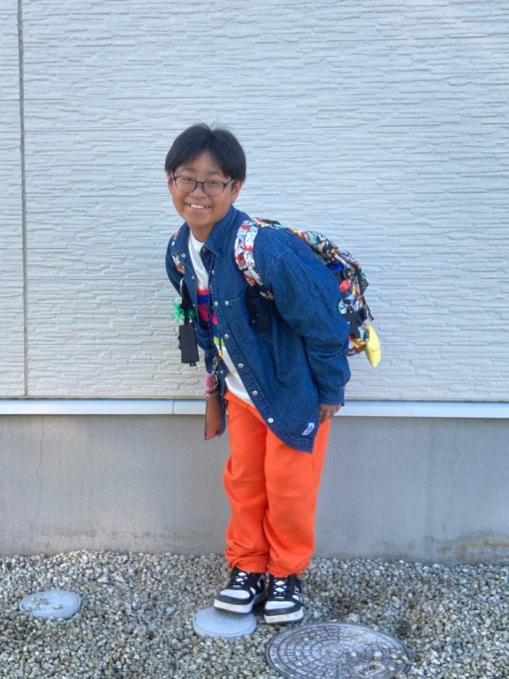 ブルー系のシャツ/ブラウス、ホワイト系のTシャツ/カットソー、オレンジ系のその他パンツを着用したキッズの冬コーディネートの4枚目の写真