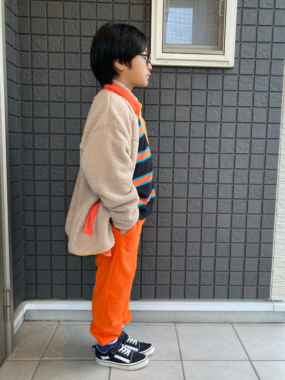 「ボア、ボアジャケット、スウェット、ボーダートップス、スウェットパンツ、オレンジ、スニーカー、ラインソックス、プチプラ、男の子、9歳、小学生、通学コーデ、ありがとう꒰๑͒ ु•ꇵ͒•`๑͒꒱☁︎」｜「PAIRMANON STREETの【PAIRMANON STREET】【もこもこボア】配色スタンドカラーボアブルゾン（その他アウター、ベージュ系）」を使った、☁︎•ꇵ͒•`s☺︎+sa*॰¨̮さん（キッズ・130cm）の冬コーディネートの3枚目の写真