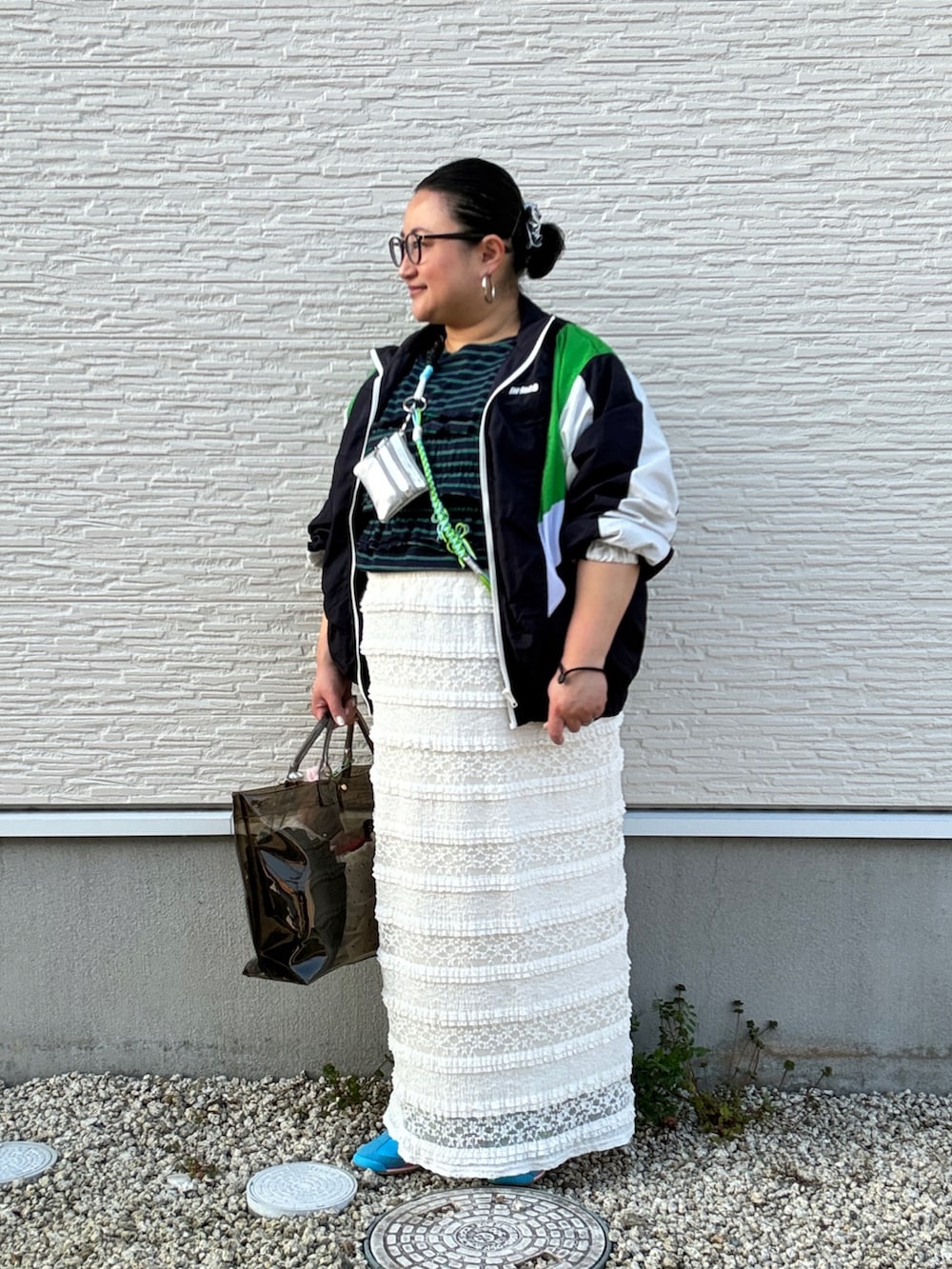 ブルー系のブルゾン、ブルー系のTシャツ/カットソー、ブルー系のスニーカーを着用したレディースの春コーディネートの2枚目の写真