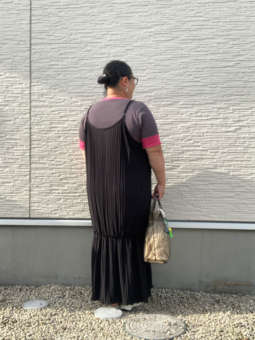 ブラック系のサンダル、グレー系のTシャツ/カットソー、ブラック系のワンピースを着用したレディースの夏コーディネートの4枚目の写真